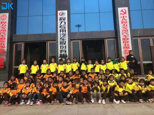 Little genius kindergarten to visit Chengli Automobile Industrial Park, first-hand experience of crane products, accept the baptism of truck culture and science
